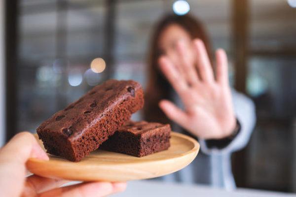خبيرة تغذية تحذر من خطورة التخلي تماما عن تناول الحلويات