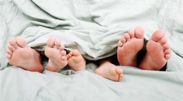 لماذا لا يستطيع البعض النوم دون كشف القدمين؟