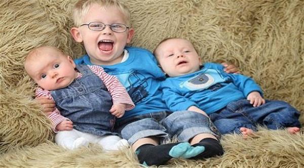 ثلاثة توائم أحدهم ولد قبل 3 سنوات من شقيقيه