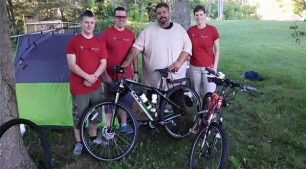 أمريكي بدين يطوف البلاد على دراجة لاستعادة زوجته