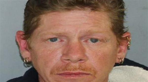 خنق والدته وعاش مع جثتها لشهرين قبل دفنها