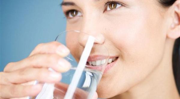 دراسة: كوب الماء يتضمن عشرات ملايين البكتيريا