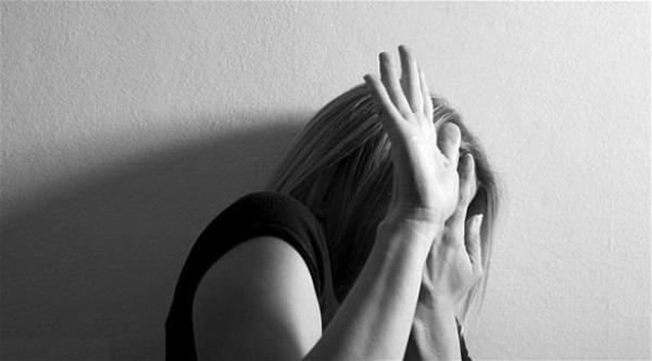 شاب يحاول إرغام حبيبته على شرب دمه