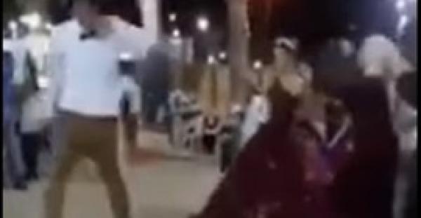 بالفيديو.. عريس يتشاجر مع عروسه ويتركها وسط حفل الزفاف