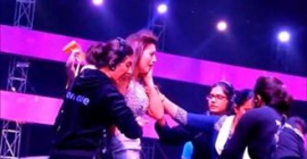 بالفيديو.. مشاهد يصفع مذيعة «مسلمة» للظهور بملابس فاضحة