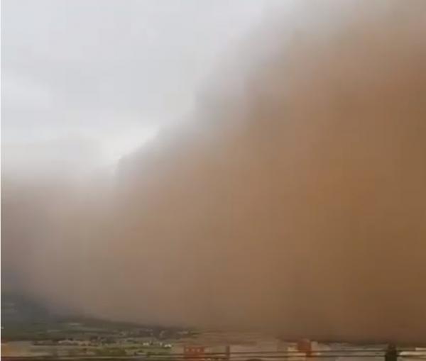بالفيديو ... عاصفة رملية غير مسبوقة تضرب هذه المناطق المغربية وتُسَبِّب هلعا وخوفا بين الساكنة