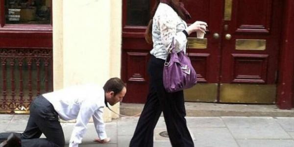 بالفيديو ...امرأة تجر رجلاً بسلسلة مثل الكلب في شوارع لندن