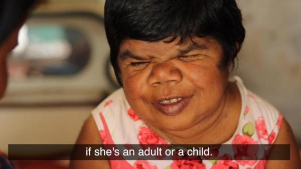 بالفيديو: خمسينية تعيش بجسد طفلة صغيرة