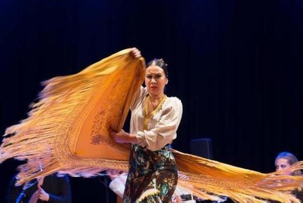 فرقة الفلامينكو الإسبانية تقطع فقرتها الغنائية لرفع أذان العشاء