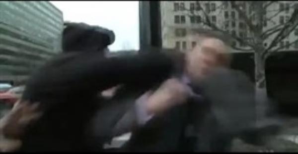 بالفيديو.. مؤيد لترامب يتلقى لكمة قوية خلال مقابلة على الهواء