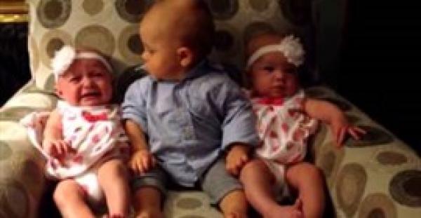 بالفيديو : أطرف رد فعل لطفل يشاهد توأم لأول مرة