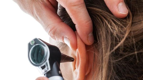 صوت غريب في أذن امرأة والمفاجأة "عش عنكبوت"