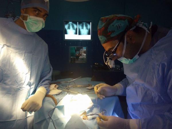 طفل يصاب برصاصتين من بندقية صيد وفريق طبي ينقذ حياته بأعجوبة (صور)