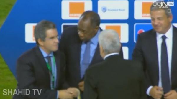 بالفيديو : رئيس الزمالك يعاتب عيسى حياتو فوق منصة التتويج