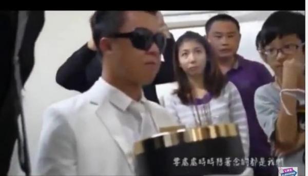 بالفيديو: تايواني يتزوج رماد حبيبته المتوفاة