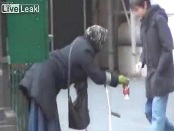 الكاميرا تفضح حقيقة متسولة في أمريكا