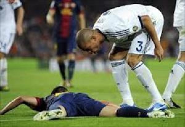 انييستا يعطي بيبي درسا في الاحترام