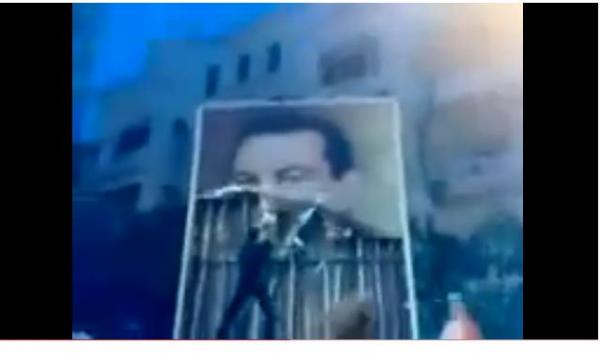 تمزيق صورة مبارك في الاسكندرية