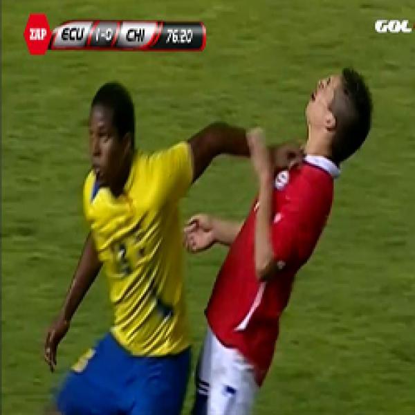 أغرب لقطة: لاعب شيلي يضرب نفسه بيد الخصم !! 