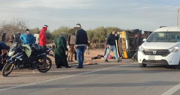 عاجل .. انقلاب سيارة للنقل المدرسي ونقل الضحايا للمستعجلات