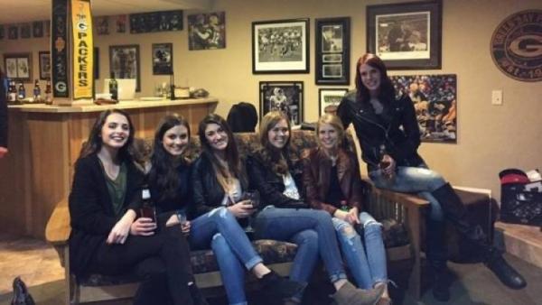 لغز صورة الفتيات الست الذي حير العالم