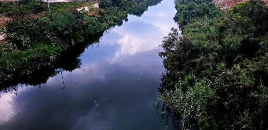 روائح كريهة وتغير لون مياه وادي الشراط يثيران قلق ومخاوف الساكنة