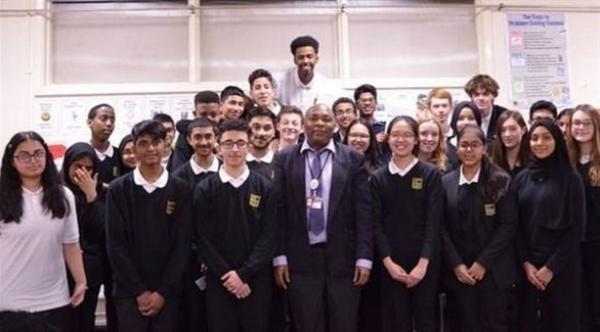 مدرس يقود فصله للحصول على الدرجات كاملة في مادة الرياضيات