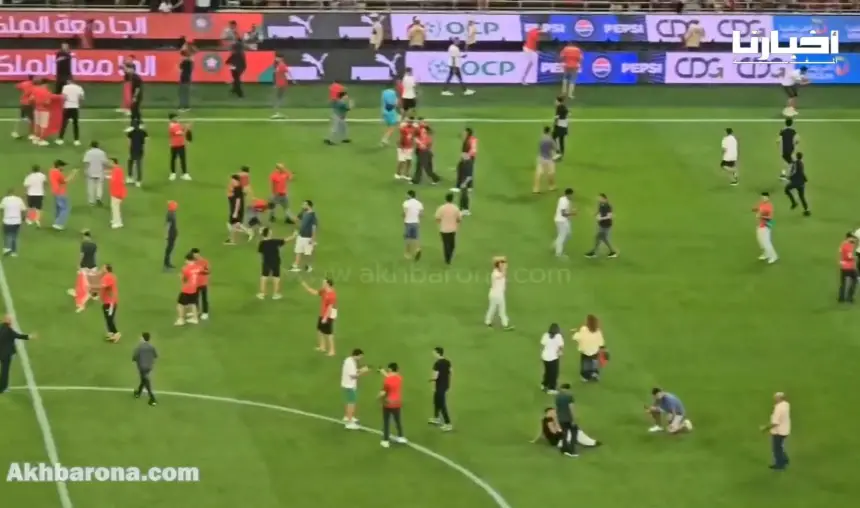 جماهير تقتحم أرضية ملعب مولاي عبدالله في مشهد مؤسف بعد نهاية مباراة المغرب والنيجر