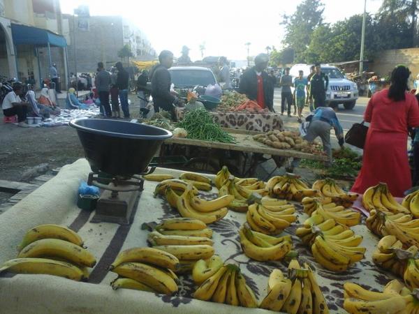 فضيحة : الباعة الجائلين بالصخيرات يحتلون الشارع العام بمباركة من السلطة المحلية