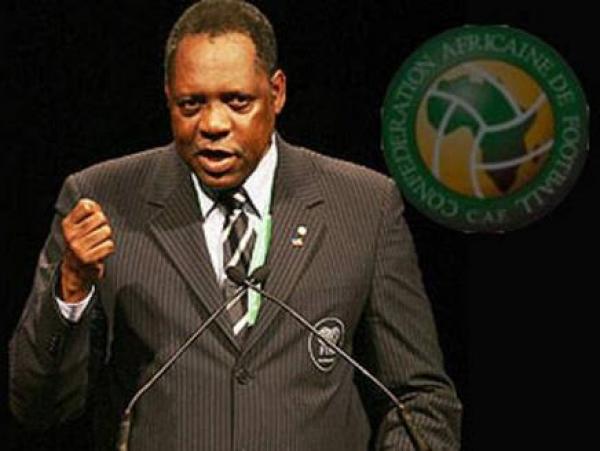 القذافي يجبر الكاف على نقل بطولة أفريقيا إلى جنوب أفريقيا