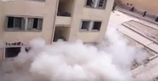 بالفيديو.. لحظة انهيار بناية بعد لحظات من إخلائها بالجزائر