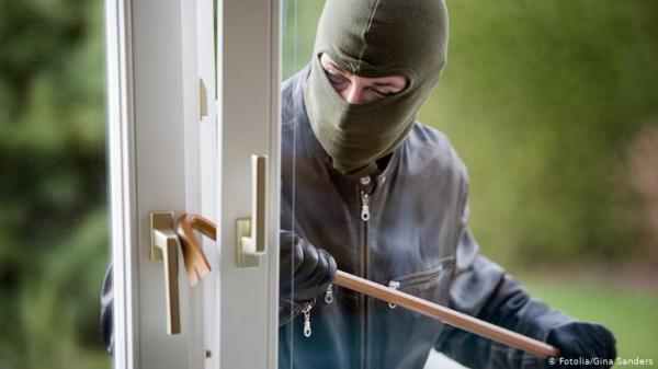 لإنقاذ حياتهم .. الشرطة تبحث عن لصوص سرقوا زجاجات عرق