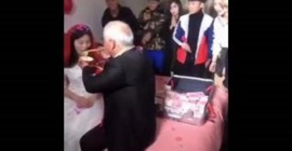 بالفيديو.. عروس شابة تنسى حزنها بمجرد رؤية أموال عريسها العجوز