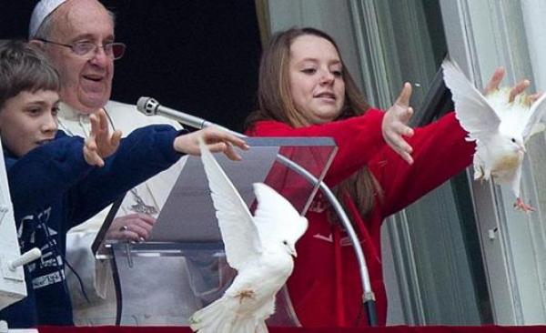 بالصور: غراب يقتل حمامة سلام البابا فور إطلاقها