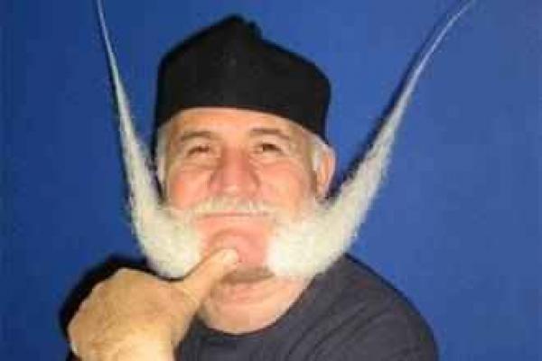 وفاة صاحب أطول شارب في العالم