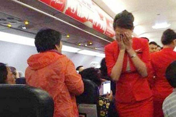 بالفيديو .. زوجان يحرقان «وجه مضيفة» لعدم جلوسهما بجوار بعضهما