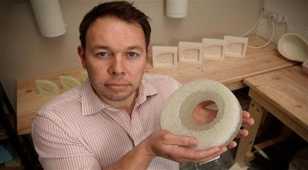 شركة تصنّع تذكارات زجاجية من رفات الأموات