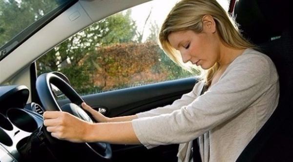دراسة أمريكية: النعاس لا يقل خطورة عن الخمر أثناء قيادة السيارة