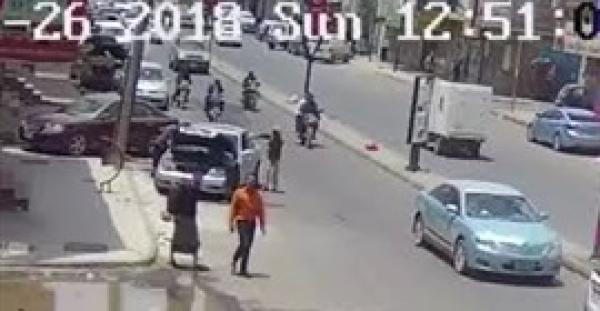 لحظة سرقة 3 لصوص سيارة في وضح النهار (فيديو)