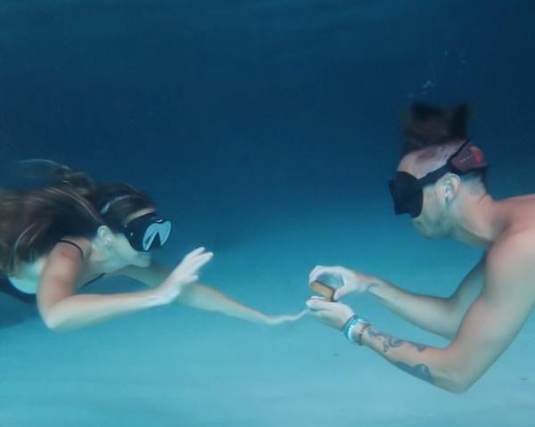 عروسان يقرران إقامة حفل زفافهما في قاع البحر بجزر الكاريبى..