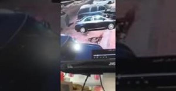 بالفيديو.. لحظة سرقة امرأة سعودية خلال سيرها في الشارع