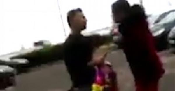 امرأة تمسك بزوجها الخائن بمساعدة والدتها (فيديو وصور)