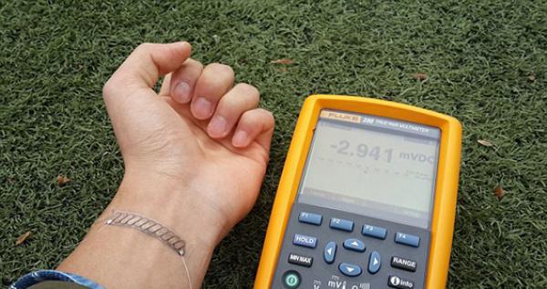 قريباً.. اشحن جوالك بطاقة جسدك