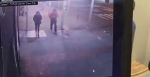 بالفيديو.. لحظة اعتداء شاب على فتاة وإصابتها في وجهها بسكين