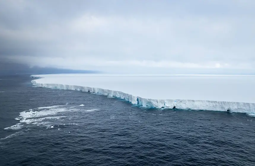 أكبر جبل جليدي في العالم يدخل مرحلة الانهيار..وعلماء يدقون ناقوس الخطر!!
