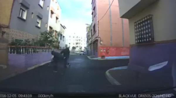 شفار بالسيف بغا يسرق صاك ديال لفلوس وهجمو عليه دراري ديال الدرب