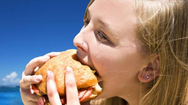 شطيرة برغر تتسبب في خلع فك امرأة