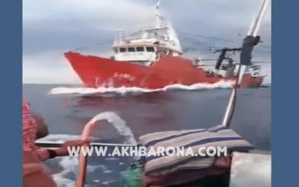 شاهد ماذا وقع لبحارة بعدما اصطدم قاربهم بسفينة كبيرة