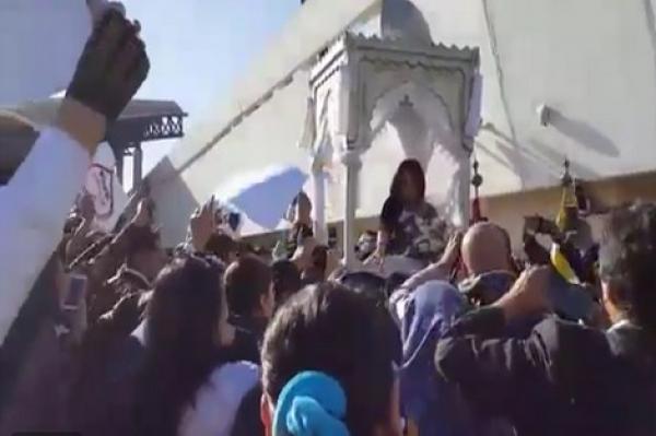 هذا ما قاله الشيخ الفزازي حول حمل هيفاء وهبي فوق العمارية بمطار محمد الخامس