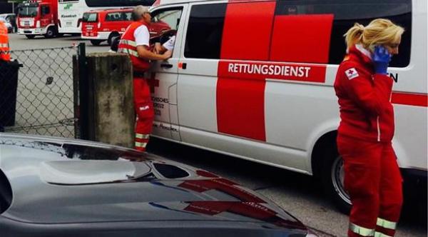 أدوات إنقاذ هيدروليكية لإخراج رجل وزنه 250 كيلوغراماً من سيارته